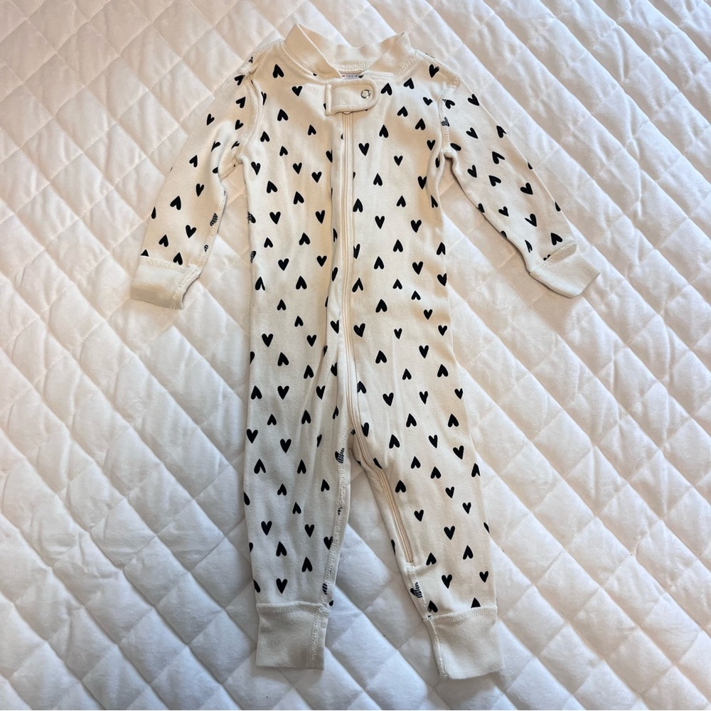 Hanna Andersson organic cotton baby zip sleeper in the Mini Hearts On Ecru print